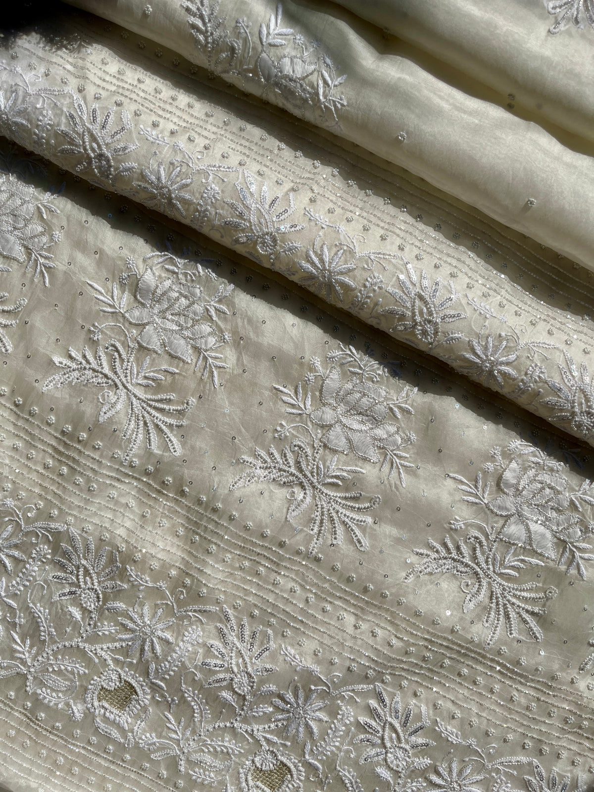 Bollywood’s Latest Obsession: Chikankari Takes the Spotlight On-Screen and Off!✨
