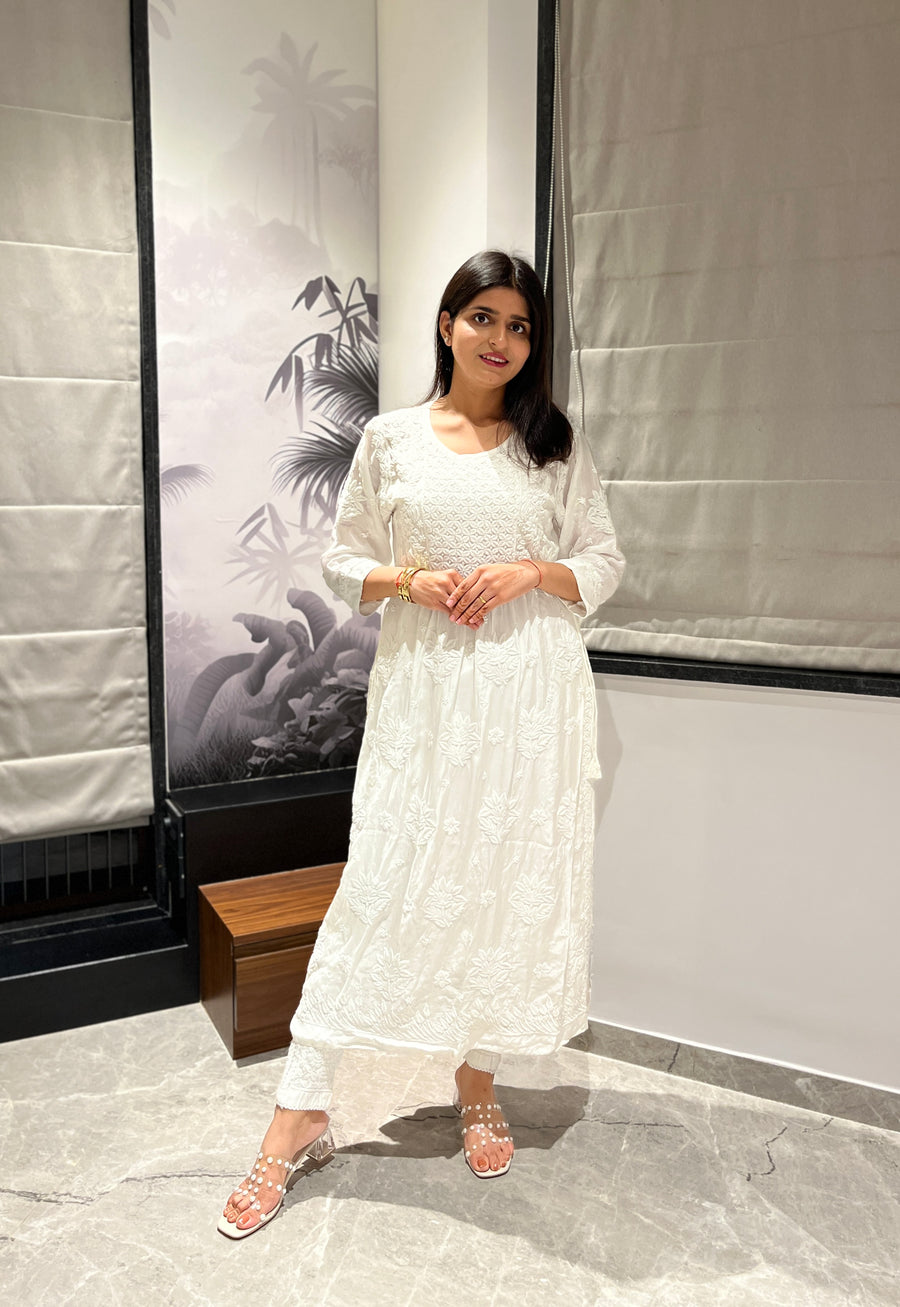 Women’s White Muslin Chikankari Straight Kurta – Hand-Embroidered Lucknowi